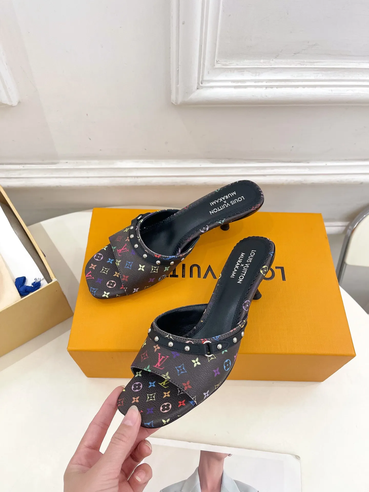 👟👟Ex-factory price 580👟👟 LV | Louis Vuitton 25𝐬𝐬 🧡💚2025 early spring new top version‼ ️The original version is the same. The counter features the latest LV Full of high-end feel! A popular model among bloggers at home and abroad, it’s retro and fashionable and looks amazing on your feet! Mainly recommended model on the official website★ ━━━━━ ЅᏇєєt ━━━━━ ▪️Upper: high-customized rainbow-colored presbyopia leather ▪️Lining: imported sheepskin lining ▪️Outsole: original Italian leather outsole ▪️Heel height: 5.5cm / 9.5cm ▪️Shoe size: 35-39 (34, 40, 41, 42 customized)